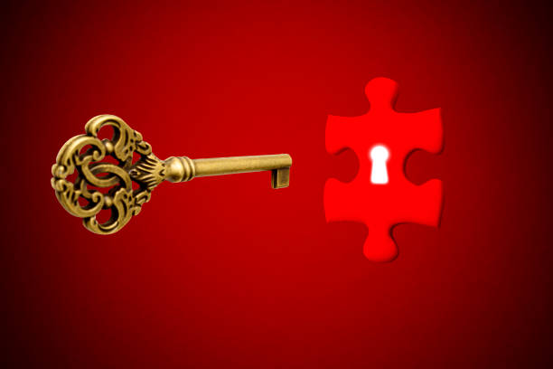 inserimento di una chiave di scheletro antica nel buco della serratura di un puzzle rosso - business relationship skeleton key key puzzle foto e immagini stock