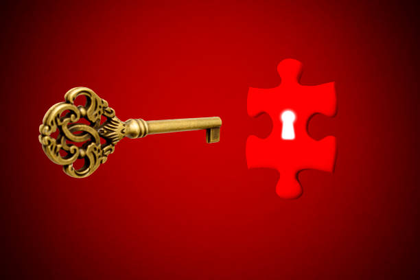 inserindo uma chave de esqueleto antiga no buraco da fechadura de um quebra-cabeça vermelho - business relationship skeleton key key puzzle - fotografias e filmes do acervo