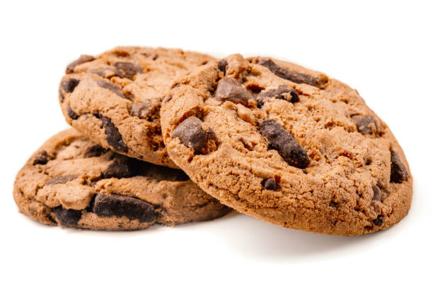 butter schokolade chip cookies isoliert auf weißem hintergrund. süße kekse. hausgemachtes gebäck, nahaufnahme." n - shortbread caramel chocolate candy biscuit stock-fotos und bilder