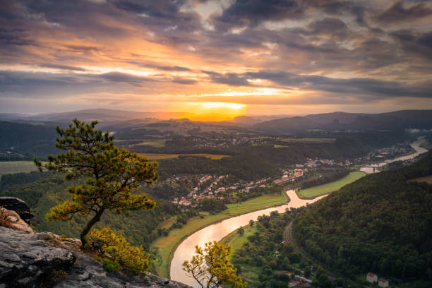 hermoso amanecer en la suiza sajona - basteifelsen fotografías e imágenes de stock