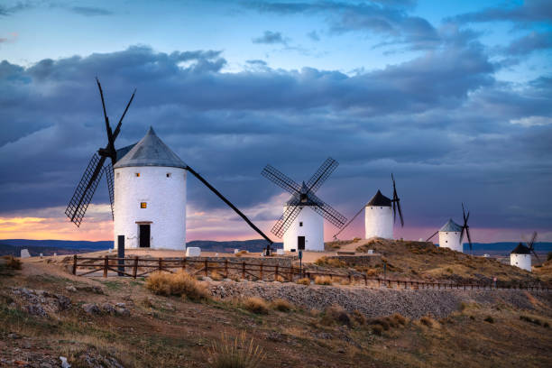 夕焼けにコンスエグラの風車, スペイン - カスティーリャラマンチャ ストックフォトと画像
