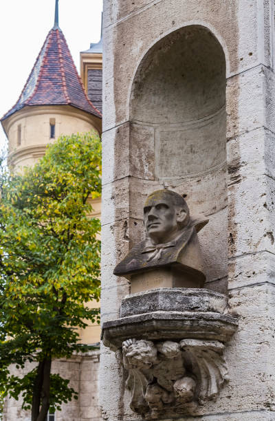 buste en pierre de bela lugosi, un acteur hongrois-américain célèbre dépeignant le comte dracula dans 1931 film. château de vajdahunyad, budapest - cast in stone photos et images de collection