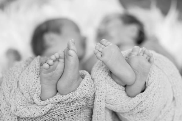 baby tweeling voeten, zwart-wit - eeneiige tweeling stockfoto's en -beelden