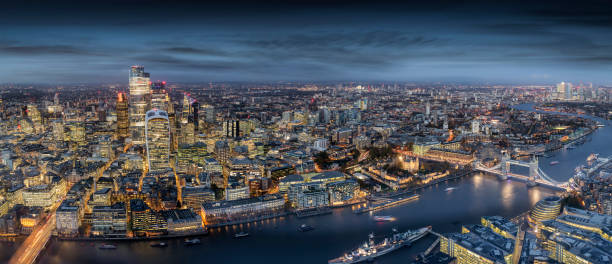 londres con edificios iluminados durante la noche, reino unido - london england thames river storm rain fotografías e imágenes de stock