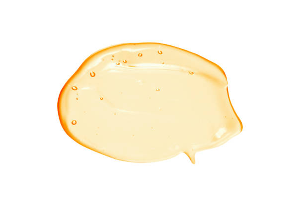 siero vitamina c, gel liquido cosmetico arancione chiaro isolato su sfondo bianco - gel per capelli foto e immagini stock