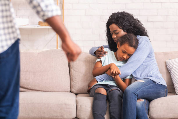 mãe e filha afro sofrem de violência doméstica do pai - violence black men women - fotografias e filmes do acervo