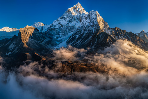 Panorama de la hermosa Monte Ama Dablam en el Himalaya, Nepal photo