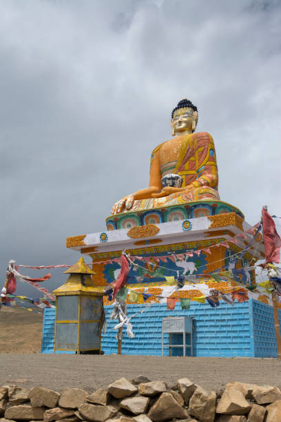 estatua del buda langza, himachal pradesh, india - kaza fotografías e imágenes de stock