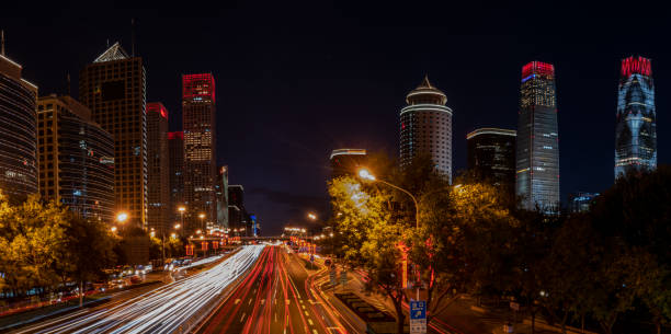 vista do cityscape da noite em um meio da cidade mega de beijing - city mega night built structure - fotografias e filmes do acervo