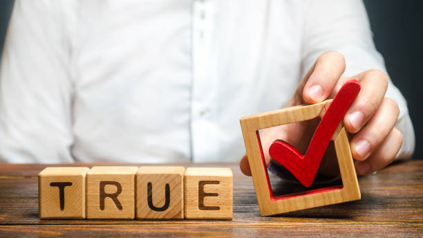 A man holds a red check mark over word True. Confirm the veracity and truth. Fight against fake news hostile propaganda. Confirmation facts, refutation of rumors. Debunking Myths and Misconceptions un hombre tiene una marca de verificación roja sobre la palabra verdadero. confirma la veracidad y la verdad. lucha contra las falsas noticias de propaganda hostil. hechos de confirmación, refutación de rumores. desacreditar mitos y conceptos erróneos