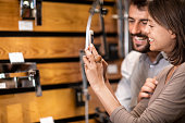 ehemann-und-frau-die-ein-foto-auf-einem-smartphone-zusammen-neben-einem-wasserhahn-display.jpg?b=1&s=170x170&k=20&c=6EQMp22E8XkyOMdnQXdOXuUUCXiN6LPat3m-AsEtSjc=