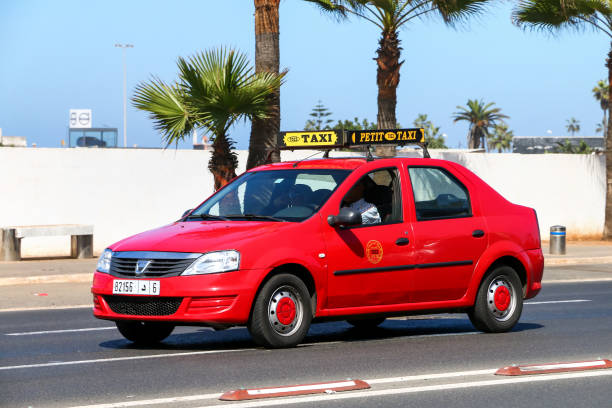 dacia logan - dacia fotografías e imágenes de stock