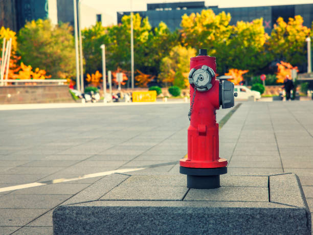 ulica czerwony hydrant na zewnątrz, aby zapobiec pożarowi w centrum biznesowym - equipment extinguishing metallic single object zdjęcia i obrazy z banku zdjęć