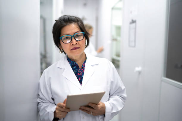 디지털 태블릿을 들고 있는 심각한 과학자의 초상화 - technician scientist doctor female 뉴스 사진 이미지