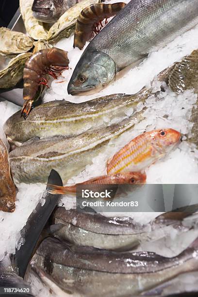 Wybór Ryby I Owoce Morza Na Lodzie Na Rynku Wyświetlania - zdjęcia stockowe i więcej obrazów Bez ludzi