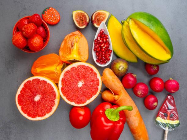 primer plano de productos de frutas y verduras sanas de color rojo brillante, naranja para el impulso de la inmunidad, ricos en vitaminas y antioxidantes, carotenoides, luteína, fósforo, calcio, concepto de alimentación saludable - vegetable vitamin a tomato vitamin c fotografías e imágenes de stock