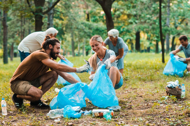 organized to cleanup the park - sustainable resources environment education cleaning imagens e fotografias de stock