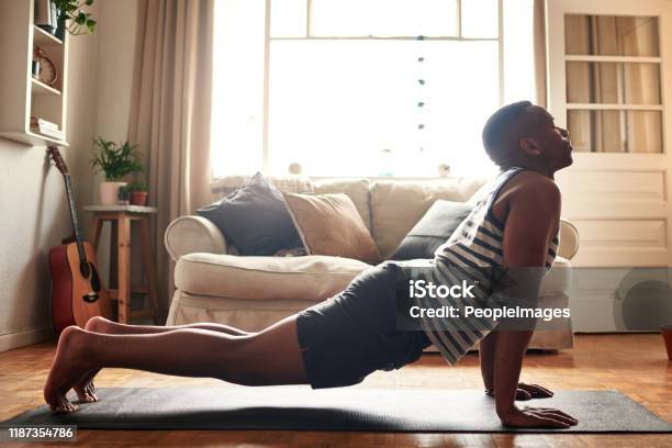 El Yoga Es Para Todos Foto de stock y más banco de imágenes de Yoga - Yoga, Hombres, Vida doméstica