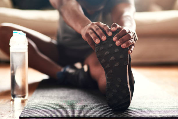 lo stretching è qualcosa che dovresti fare ogni giorno - african descent healthy lifestyle people water foto e immagini stock