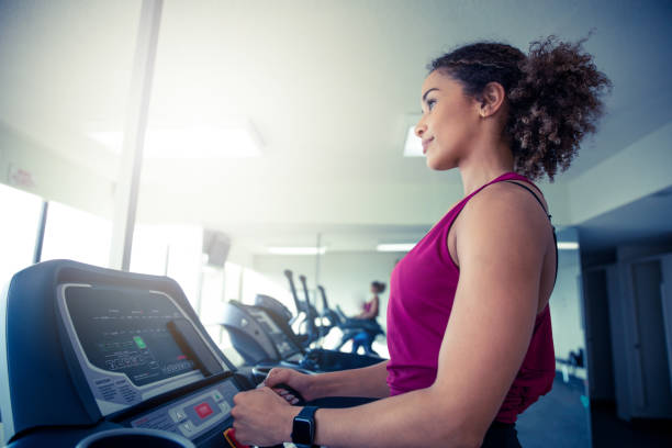 ejercicio cardiovascular - ellipse elliptical format exercising women fotografías e imágenes de stock