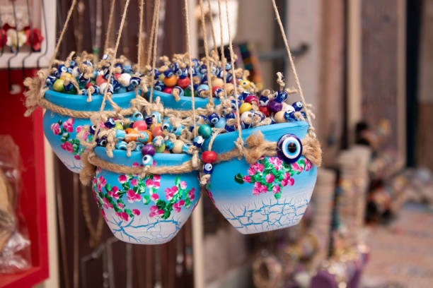 petits seaux colorés décoratifs vendus dans le magasin. couleur suspendue avec des cordes. il y a des perles d'oeil maléfiques à l'intérieur. - nazar boncugu photos et images de collection