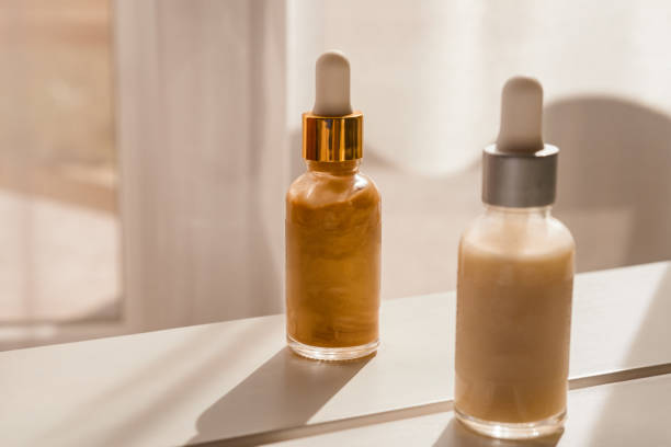 spa natural cosmetics in glass bottles - merchandise luxury still life spa treatment imagens e fotografias de stock