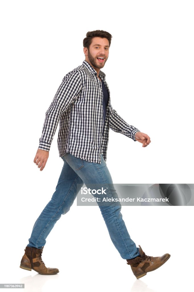 Hombre Feliz Con Jeans Botas Y Camisa De Leñador Está Caminando Y Hablando Vista Lateral Foto de stock y más banco de imágenes de Hombres - iStock Hombre Feliz Con Jeans Botas Y Camisa De Leñador Está Caminando Y Hablando Vista Lateral Foto de stock y más banco de imágenes de Hombres - iStock