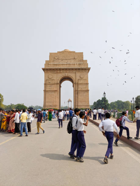 monumento da porta de india, primeiro memorial da guerra de mundo em nova deli, india - new delhi india indian culture indian ethnicity - fotografias e filmes do acervo