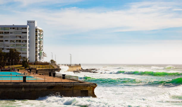 vista del padiglione piscina pubblica sul lungomare sea point a città del capo sud africa - sea point foto e immagini stock