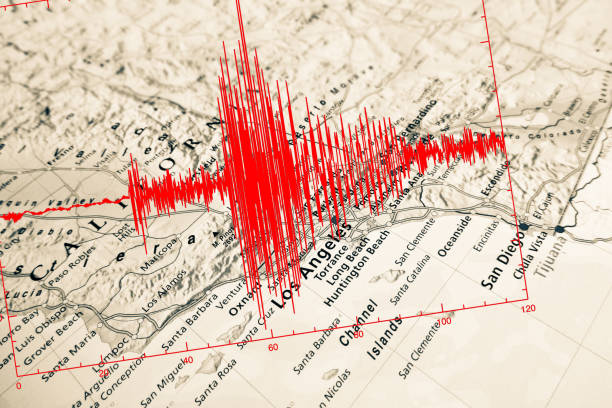 rote seismische welle über los angeles karte - erdbeben stock-grafiken, -clipart, -cartoons und -symbole