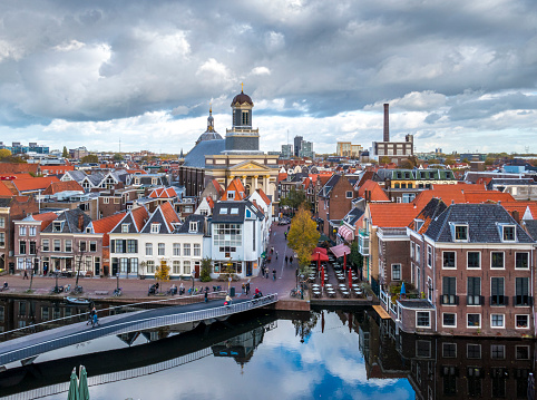 Vista sobre la ciudad de Leiden con la iglesia Mare en el centro photo