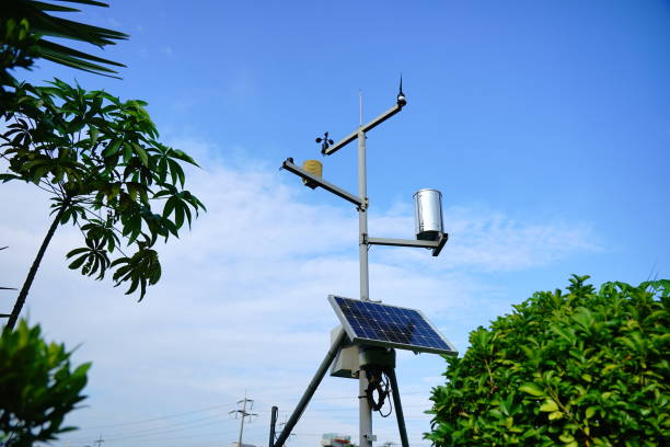 station météorologique à la maison sur un fond - anemometer meteorology weather barometer photos et images de collection