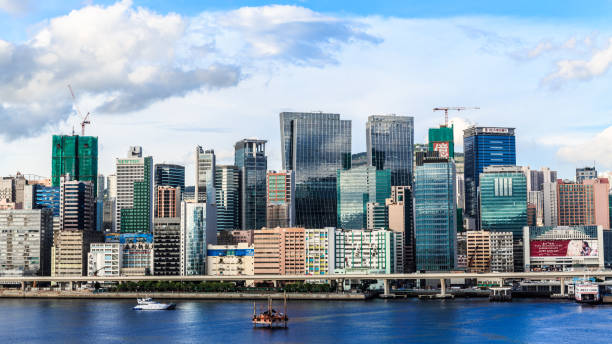 香港のスカイラインの眺め - kowloon bay ストックフォトと画像