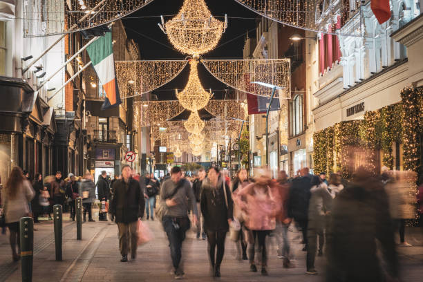 acquirenti in grafton street, dublino con luci natalizie - crowd store europe city street foto e immagini stock
