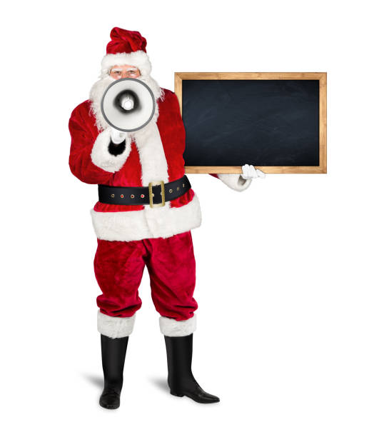 clássico tradicional vermelho papai noel faz anúncio com megafone megafone segurando vazio de madeira ardósia quadro negro chalkboark. ardósia em branco com espaço de cópia isolado fundo de natal branco - winter public speaker megaphone snow - fotografias e filmes do acervo