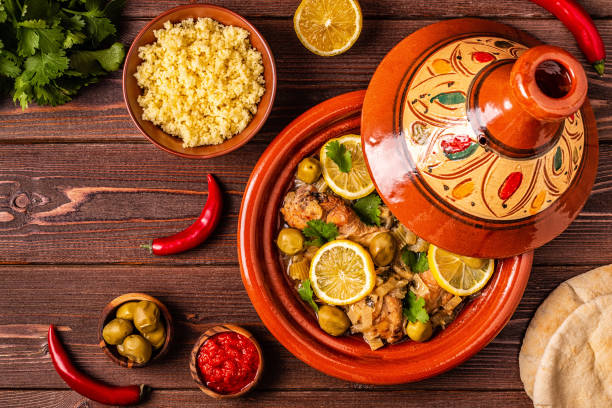 традиционный марокканский таджин из курицы с солеными лимонами, оливками. - chicken morocco moroccan culture moroccan cuisine стоковые фото и изображения