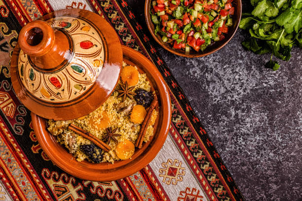 традиционный марокканский таджин из курицы с сухофруктами и специями - chicken morocco moroccan culture moroccan cuisine стоковые фото и изображения