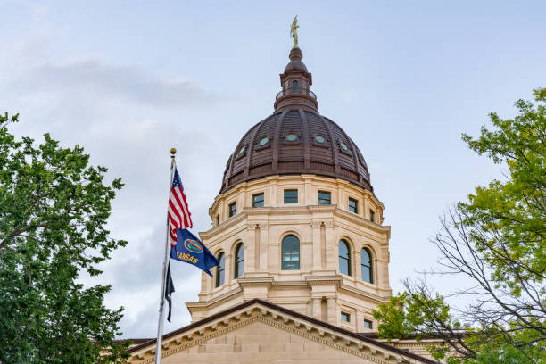 cupola del kansas state capital building - kansas topeka state capital foto e immagini stock