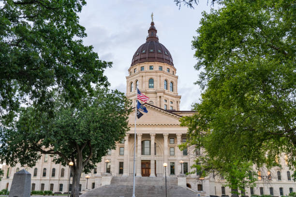 kansas state capital building - kansas topeka state capital foto e immagini stock