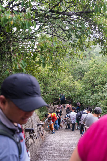 화산산의 가파른 산길 에서 관광객 - steep road footpath moving down 뉴스 사진 이미지