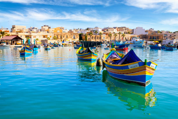 malta - destino de viaje por el mediterráneo, marsaxlokk fishing village - islas de malta fotografías e imágenes de stock
