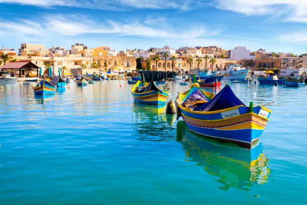 malta - destino de viagem mediterrâneo, vila de pescadores marsaxlokk - fishing village - fotografias e filmes do acervo