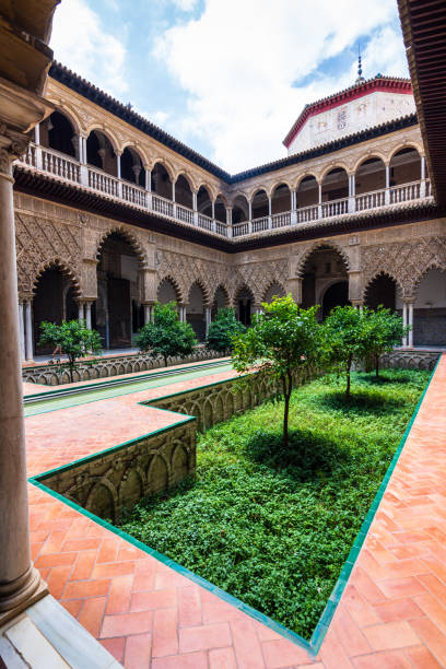 el patio de las doncellas en el real palacio del alcázar de sevilla, españa - seville alcazar palace sevilla arch fotografías e imágenes de stock