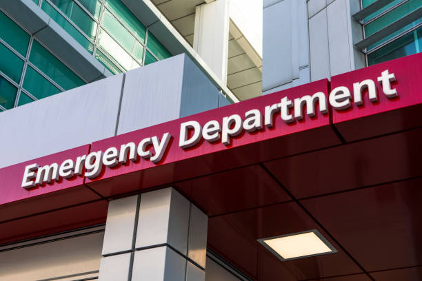 notaufnahme eines krankenhauses in großbritannien - emergency room accident hospital emergency sign stock-fotos und bilder