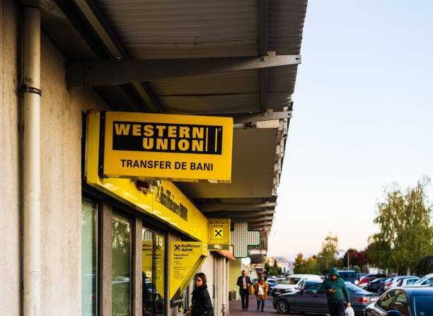 das äußere eines western union stores in bukarest. junges mädchen am geldautomaten in bukarest, rumänien, 2019 - european union currency order finance currency stock-fotos und bilder