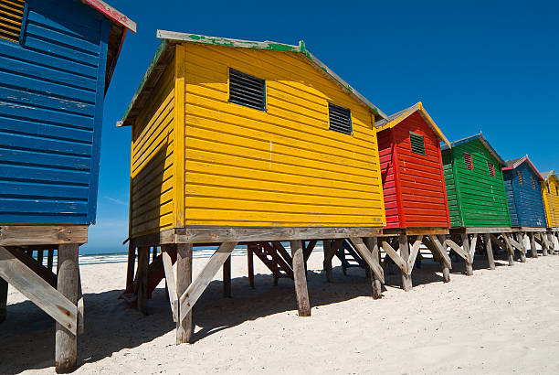 multicolore des cabanes sur la plage - cape town beach hut multi colored photos et images de collection
