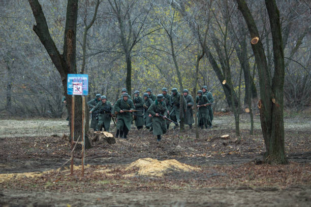 uczestnicy rekonstrukcji wojskowo-historycznej, poświęconej akcji bojowej w 1941 roku podczas ii wojny światowej. woroneż, rosja. - world war i horizontal editorial british military zdjęcia i obrazy z banku zdjęć