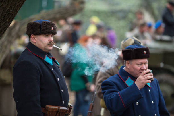 uczestnicy rekonstrukcji wojskowo-historycznej, poświęconej akcji bojowej w 1941 roku podczas ii wojny światowej. woroneż, rosja. - world war i horizontal editorial british military zdjęcia i obrazy z banku zdjęć