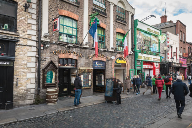 temple bar district - atmosphère de rue dans le célèbre quartier irlandais de pub temple bar à dublin - irish culture republic of ireland guinness music photos et images de collection