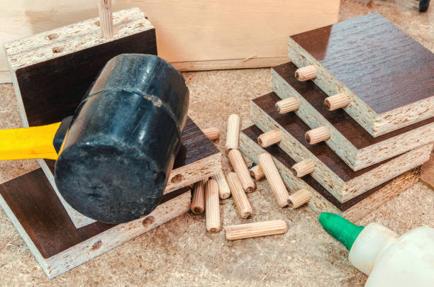 officina di carpenteria, processi di lavoro, utensili e pezzi - particle plank wood brown foto e immagini stock